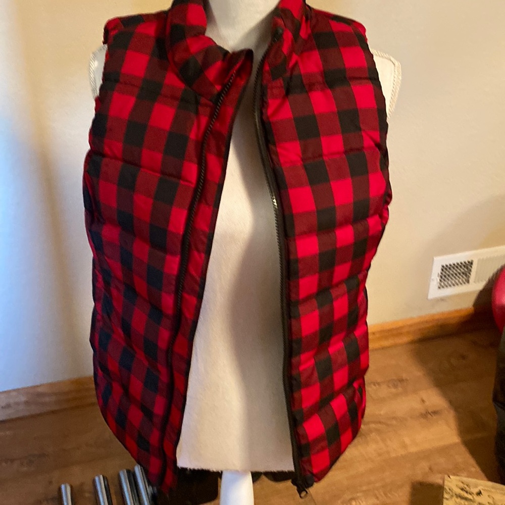Red and black plaid lightweight vest Sz PM